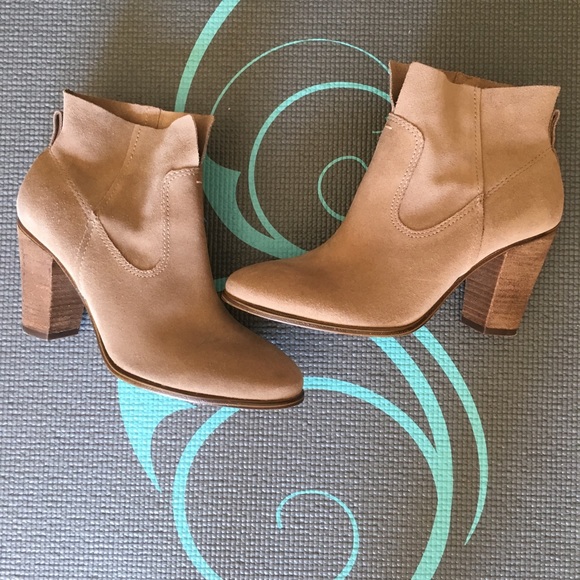 Vince Camuto Feina Suede Booties in 8M - Picture 2 of 6